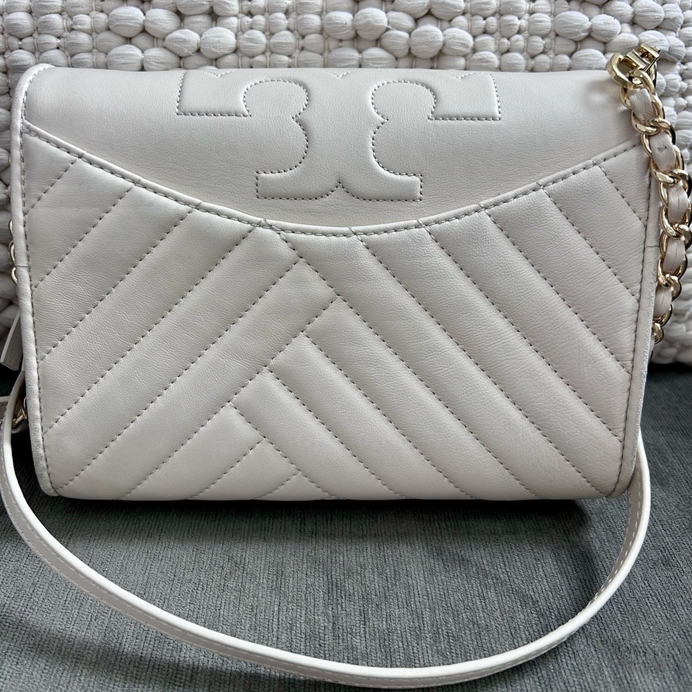 Tory Burch Fleming Convertible Soft Leather Crossbody Bag - Picture 2 of 9